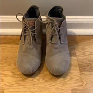 Tom’s size 7 suede taupe wedges